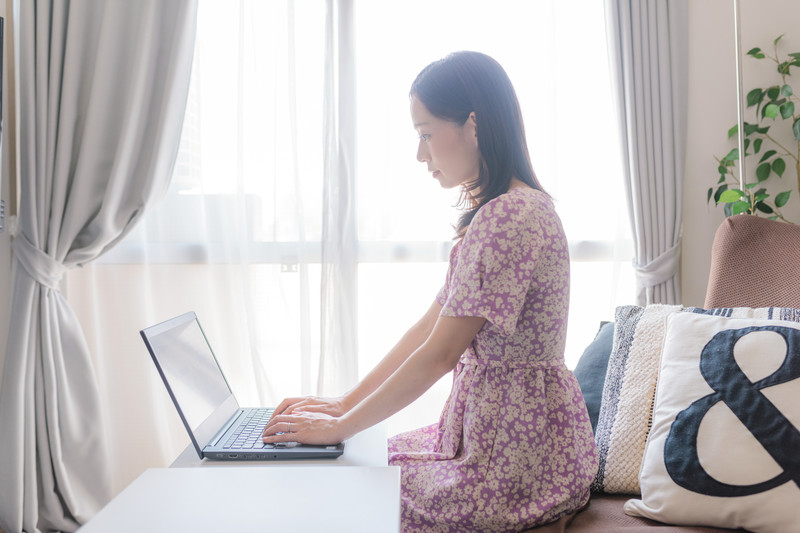 在宅勤務の女性イメージ