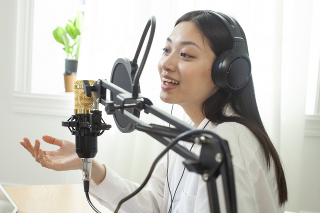 podcast配信する女性