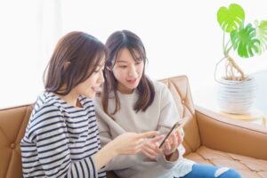 スマホを見て驚く女性たち