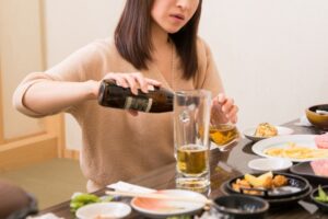 居酒屋手酌酒女性
