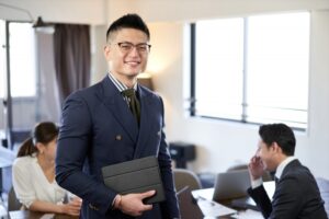 目線を送るアジア系男性会社員