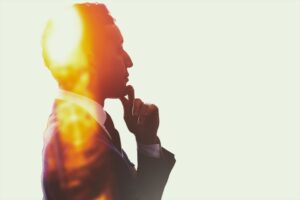 考える男性会社員