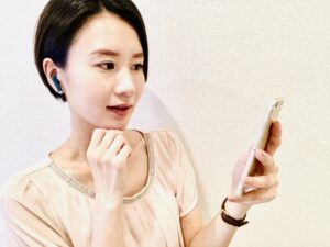 スマホを見て怪しむ女性