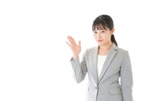 ここがポイント-グレースーツの女性