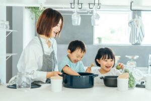 料理を楽しむ親子
