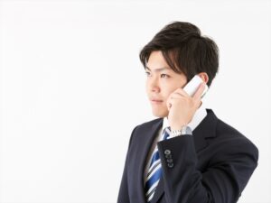 電話する男性会社員