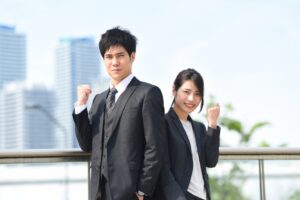 ガッツポーズの会社員男女