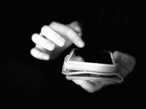 スマホを操作する謎の男性